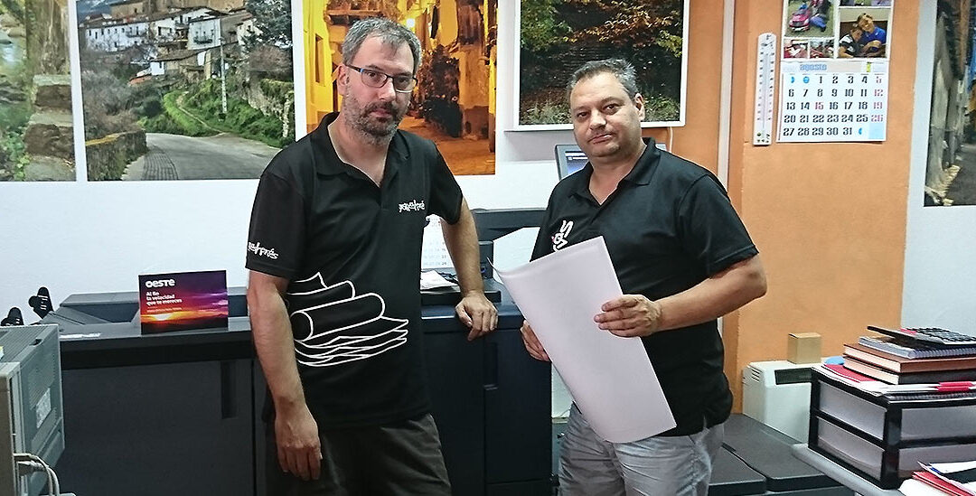 Profesionales trabajando en un centro de impresión y producción gráfica con equipamiento especializado.