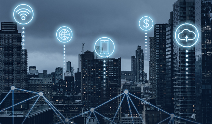 Ciudad inteligente con red de conectividad digital, inteligencia artificial, servicios en la nube e Internet de las Cosas conectando empresas y dispositivos.